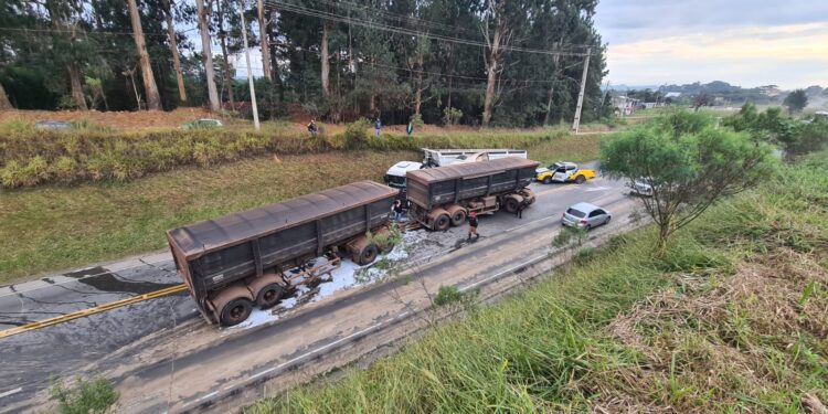 Acidente entre três caminhões deixa dois motoristas feridos no Contorno Norte de Curitiba