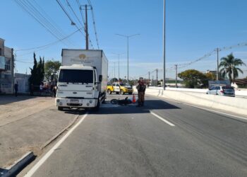 Motociclista perde a vida ao colidir na traseira de caminhão parado em Pinhais