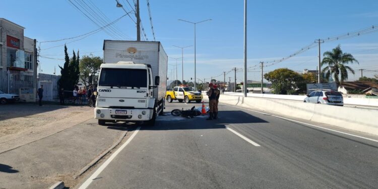 Motociclista perde a vida ao colidir na traseira de caminhão parado em Pinhais