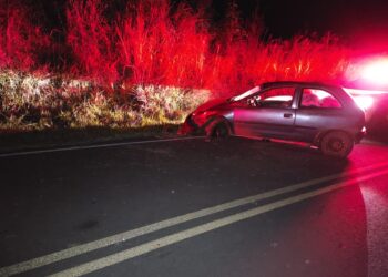 Motorista completamente bêbado colide em barranco e passageiro fica ferido