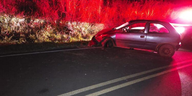 Motorista completamente bêbado colide em barranco e passageiro fica ferido