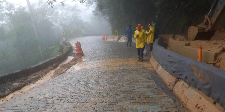 Com limpeza da pista, Estrada da Graciosa é liberada para tráfego
