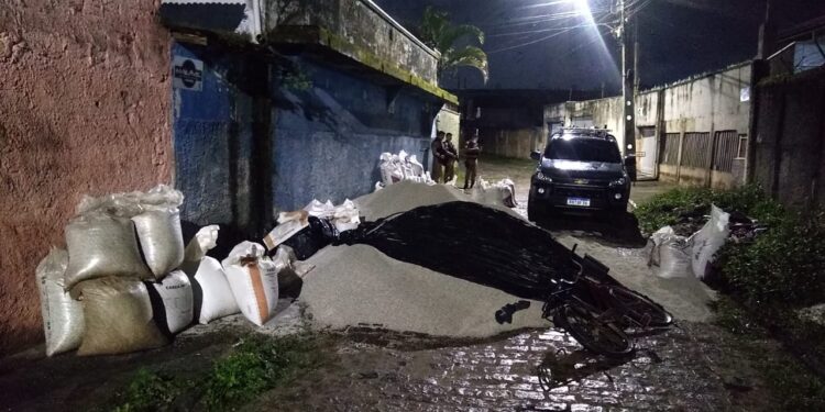 Polícia Militar apreende mais de 10 toneladas de fertilizantes furtados, em Paranaguá