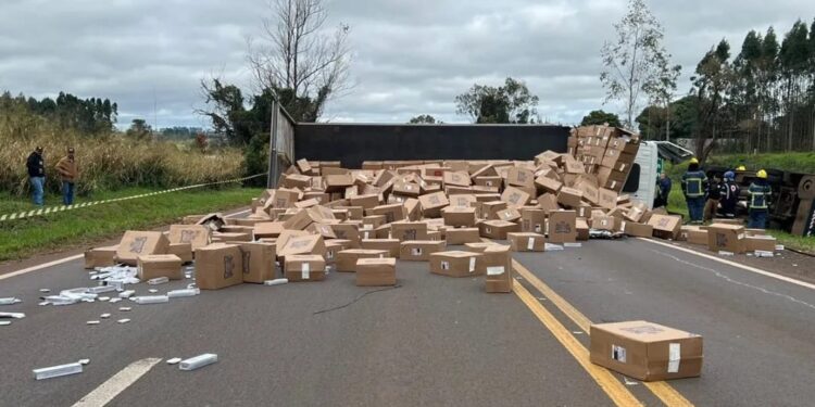 Polícia Militar apreende mais de 700 caixas de cigarros contrabandeados após acidente na PR-323