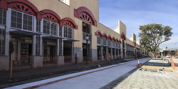 Trânsito tem novas alterações para obra no entorno do Mercado Municipal de Curitiba