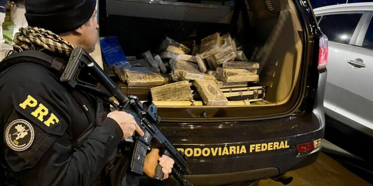 PRF apreende quase 50 quilos de cocaína no Paraná