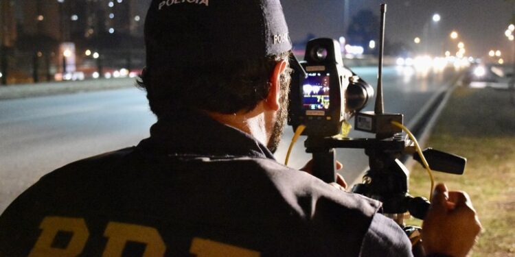 PRF flagra um veículo por minuto acima da velocidade permitida no Paraná