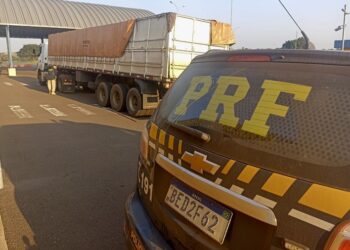 Em menos de 8 horas, PRF apreende quase 1 milhão de maços de cigarros no Paraná