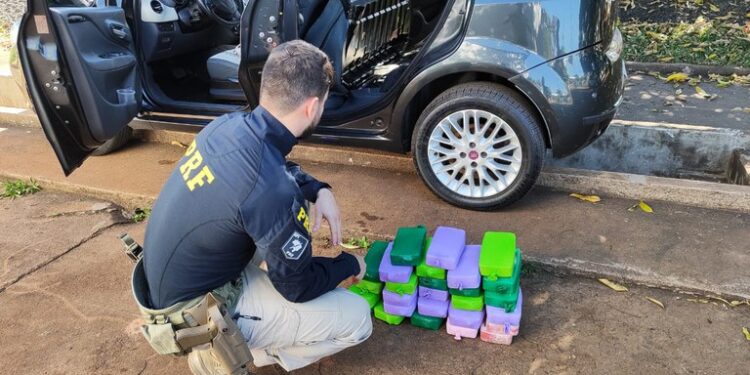PRF localiza 28 kg de cocaína escondidos em tanque de combustível