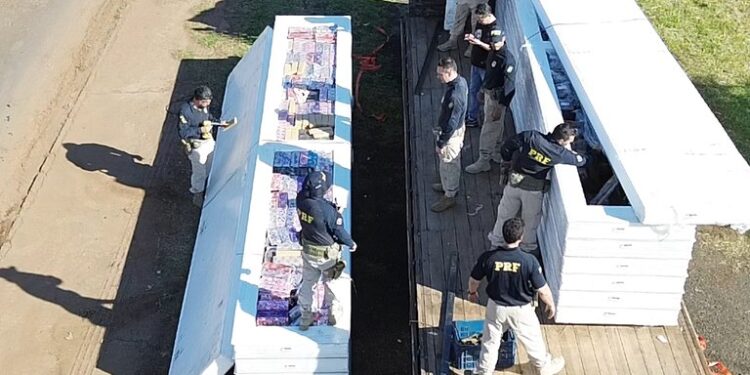 PRF apreende quase 5 toneladas de maconha em caixas de isopor gigante