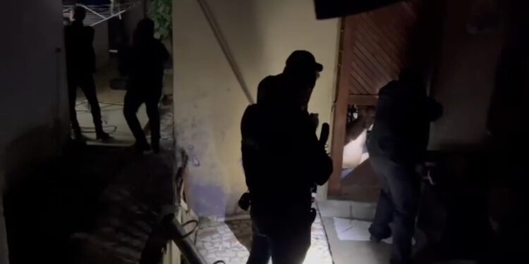 COPE prende dupla envolvida em roubos a banco e desmanche de carros