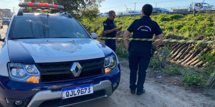 Corpo é encontrado em valeta no Uberaba em Curitiba
