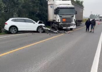 Colisão envolvendo carros e carreta deixa feridos e fecha a Rodovia do Xisto