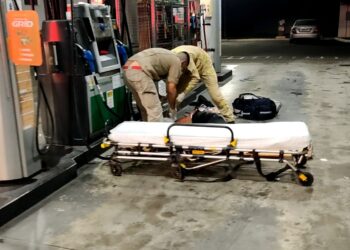 Policial militar evita assalto em posto de combustível na CIC; dupla foi baleada e menor foi apreendido