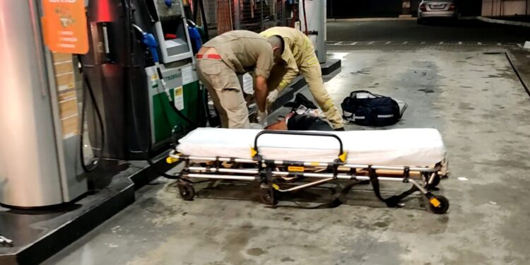 Policial militar evita assalto em posto de combustível na CIC; dupla foi baleada e menor foi apreendido