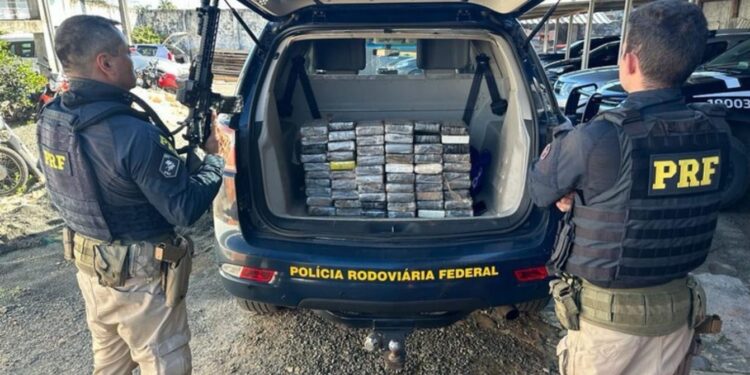 PRF apreende mais de 60 quilos de cocaína no Paraná