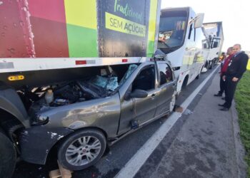 Mecânico “nasce de novo” ao ter carro esmagado em engavetamento no Contorno Leste