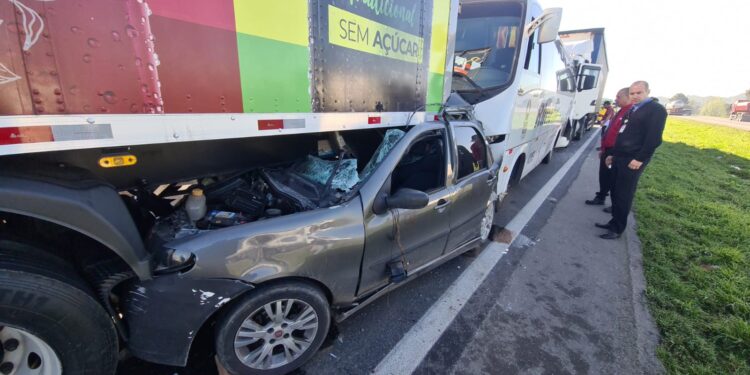 Mecânico “nasce de novo” ao ter carro esmagado em engavetamento no Contorno Leste