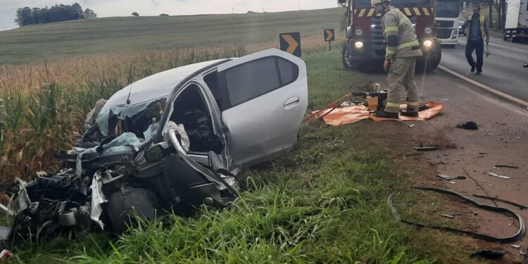 Tragédia na PR-445: Colisão entre carro e caminhão deixa um homem morto e outro gravemente ferido