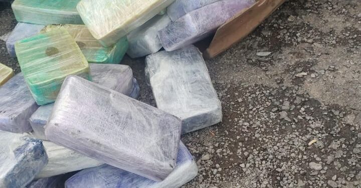 Polícia Civil realiza grande apreensão de crack e cocaína em veículo de luxo no Paraná, veja o vídeo