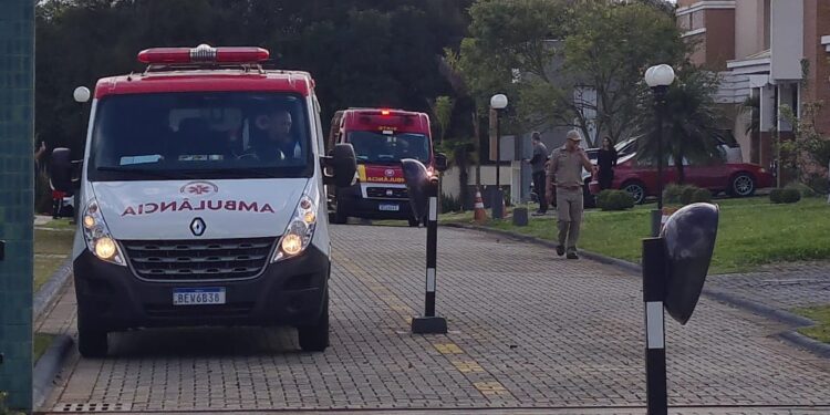 Menino de 2 anos se afoga em piscina e acaba salvo pelo pai que é médico