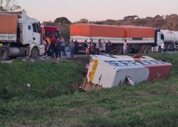 Carreta bate em ônibus escolar que tomba em valeta na BR-277