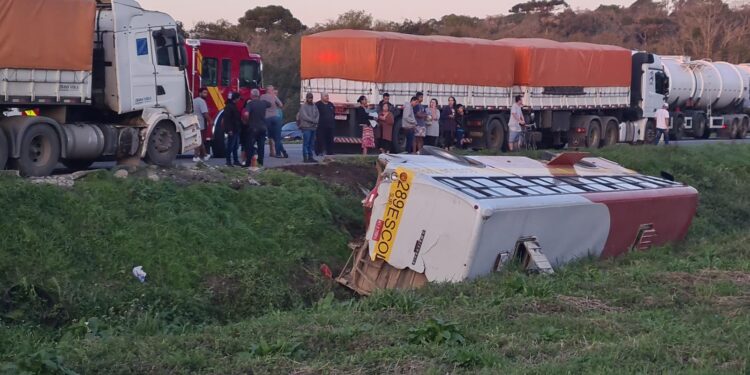 Carreta bate em ônibus escolar que tomba em valeta na BR-277