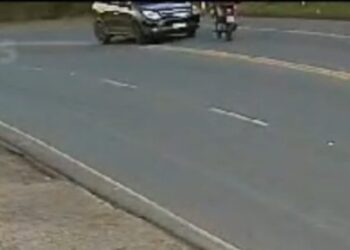 Câmera registrou momento que motorista de SUV invade a contramão e mata motociclista na Estrada do Cerne