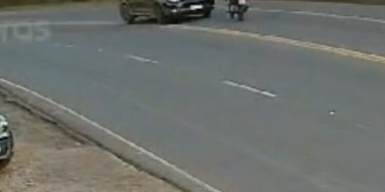 Câmera registrou momento que motorista de SUV invade a contramão e mata motociclista na Estrada do Cerne