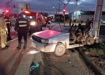 Carro com 6 venezuelanos bate em poste e dois ficam gravemente feridos