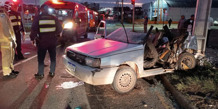 Carro com 6 venezuelanos bate em poste e dois ficam gravemente feridos