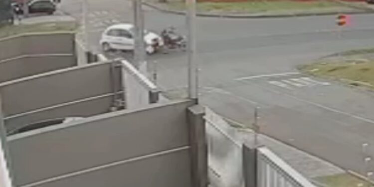 Motociclista sofre ferimento grave em acidente no Fazendinha em Curitiba, veja o vídeo