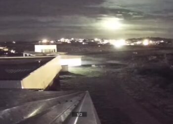 Clarão ilumina e risca o céu no norte do Paraná, veja o vídeo