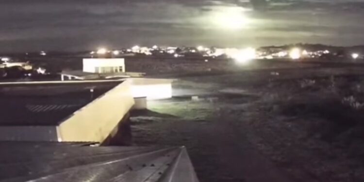 Clarão ilumina e risca o céu no norte do Paraná, veja o vídeo