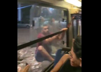 Rapaz se pendura em ônibus ao ver esposa em suposta traição, veja o vídeo