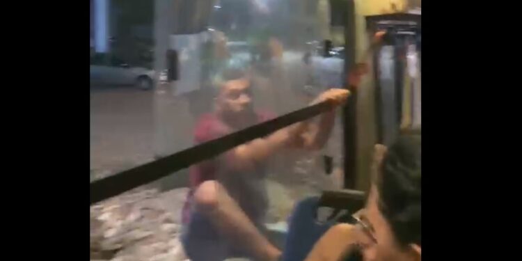 Rapaz se pendura em ônibus ao ver esposa em suposta traição, veja o vídeo