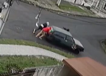 Câmera registra criminosos furtando carro empurrando em Curitiba, veja o vídeo