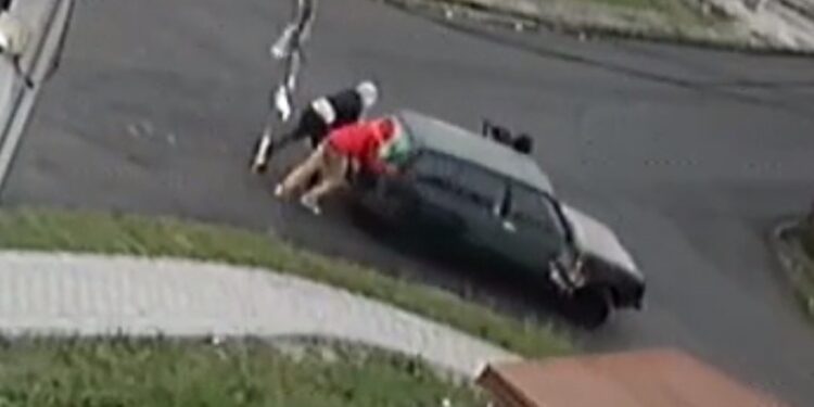 Câmera registra criminosos furtando carro empurrando em Curitiba, veja o vídeo