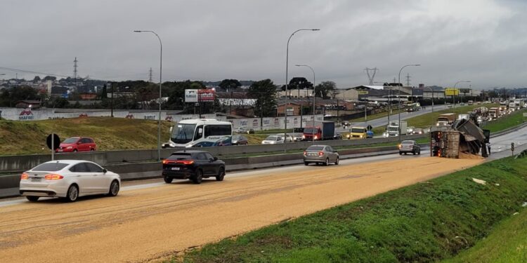 Carreta tomba no Contorno Sul e espalha carga de soja na pista, veja o vídeo