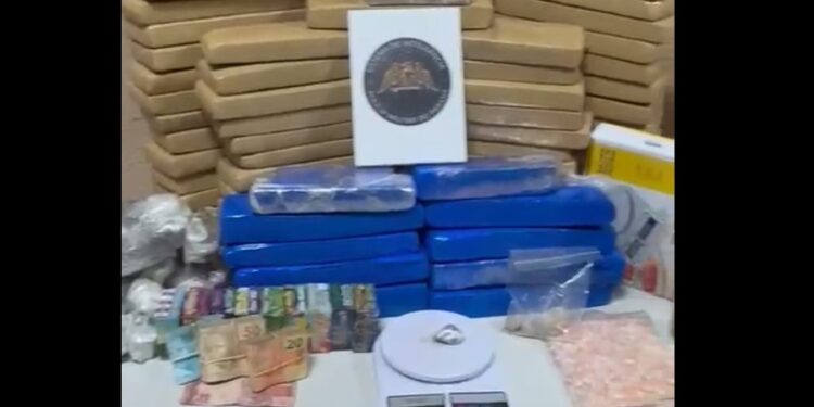 RONE aborda veículo no Sítio Cercado, detém dupla e apreende grande quantidade de drogas