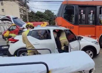 Mulher tenta realizar conversão proibida e acaba atingida por biarticulado