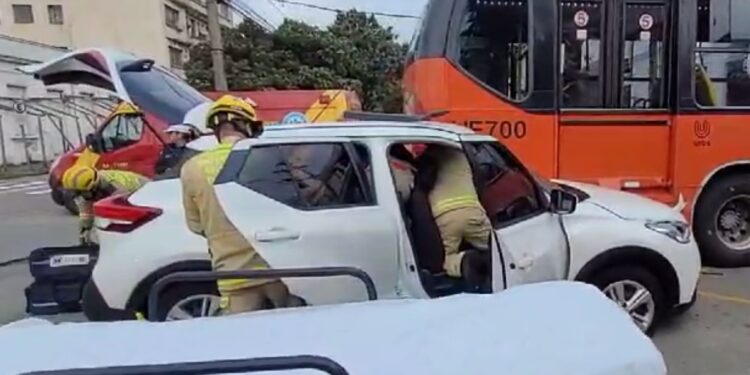 Mulher tenta realizar conversão proibida e acaba atingida por biarticulado