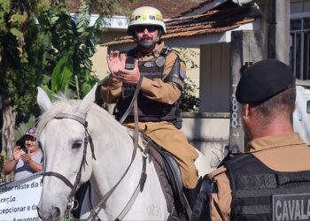 No último dia de serviço, Sargento da Cavalaria da Polícia Militar recebe surpresa em casa, veja o vídeo