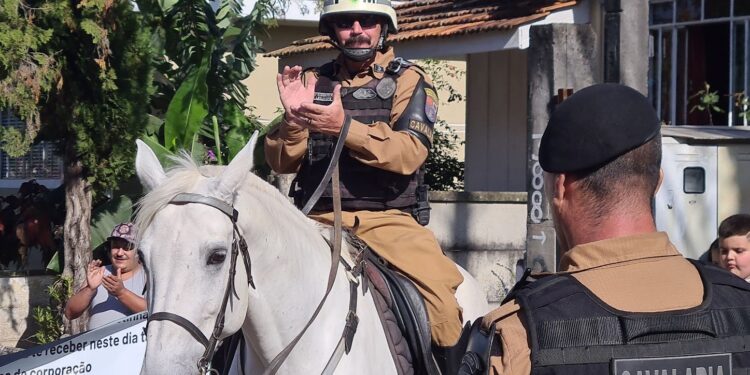 No último dia de serviço, Sargento da Cavalaria da Polícia Militar recebe surpresa em casa, veja o vídeo