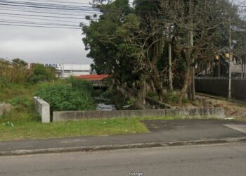 Mulher é assassinada a facadas e jogada em córrego em Curitiba