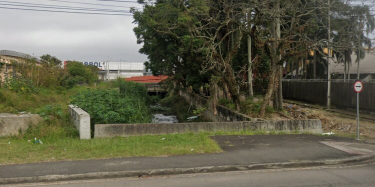 Mulher é assassinada a facadas e jogada em córrego em Curitiba