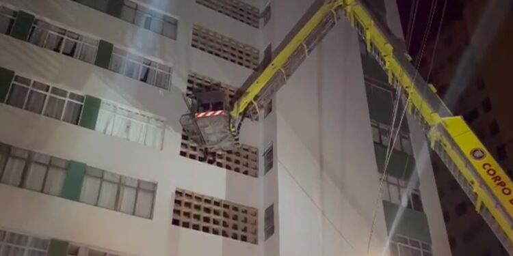 Pichadores escalam prédio, um deles passa mal e bombeiros fazem resgate no Centro de Curitiba