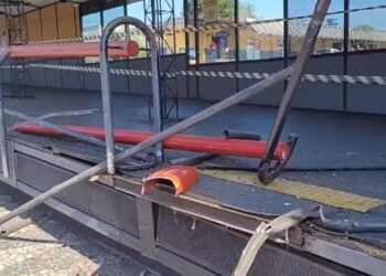 Biarticulado colide em plataforma e passageiros ficam feridos em Curitiba