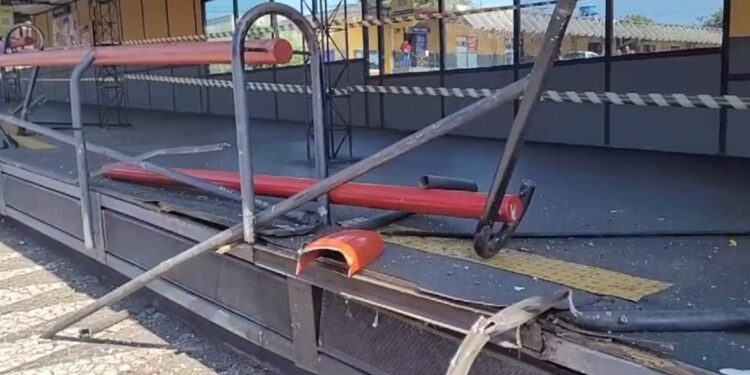 Biarticulado colide em plataforma e passageiros ficam feridos em Curitiba