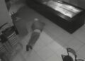 Câmera registra ladrão rastejando em restaurante para furtar celular, veja o vídeo
